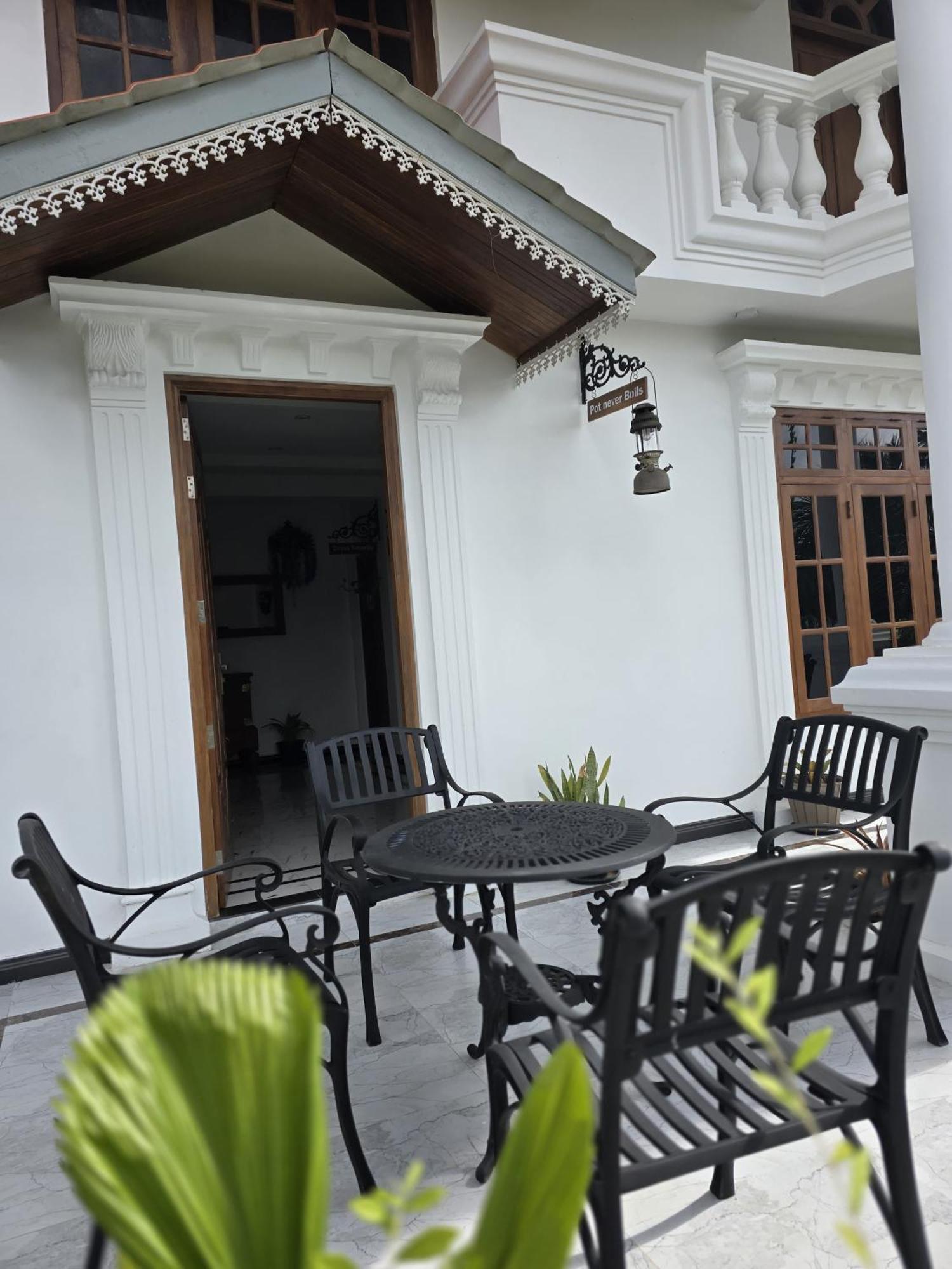 Appartamento Munril Guest Jaffna Esterno foto